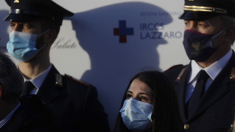 Ξεκίνησαν οι εμβολιασμοί στην Ιταλία Ξεκίνησαν οι εμβολιασμοί στην Ιταλία